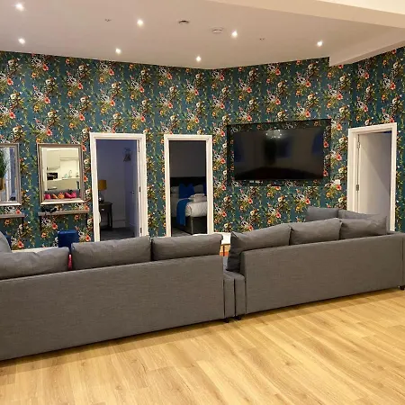 5 4 Bedrooms, Sleeps X 15 Semesterbostad